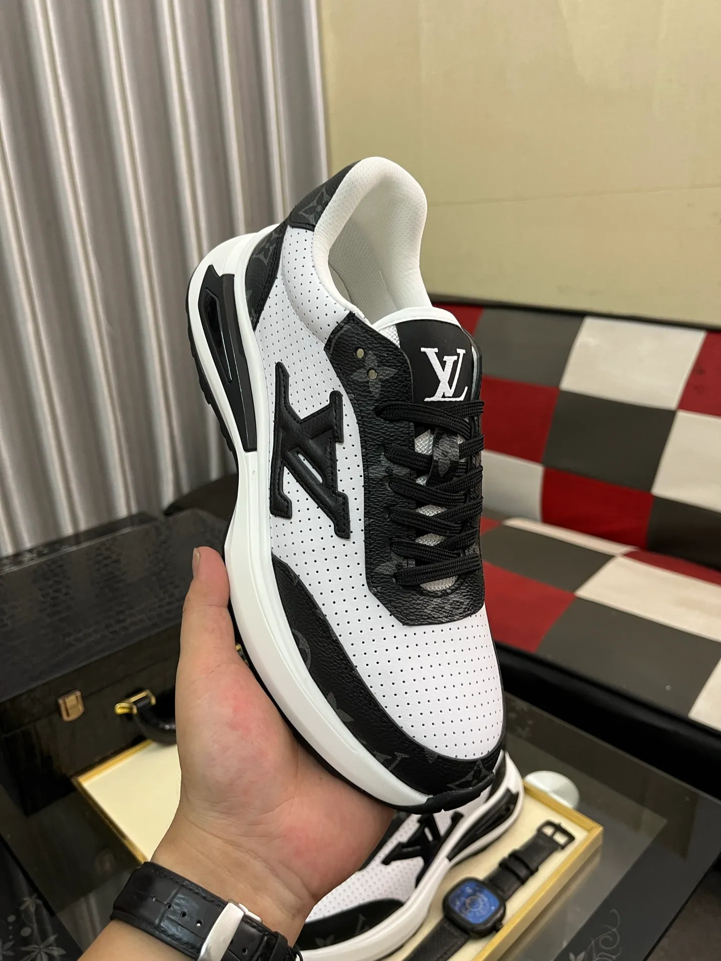 Men's shoes 💰458⌚️⌚️【LOUlS VUlTTON】Louis Vuitton ~ unique and casual style. LV counter purchasing 🏃casual shoes😍😍 Men's 2022 counters are on sale simultaneously, Italian imported brands select first-layer Italian cowhide. 🐑Sheepskin lining (refuses to discolor and rub feet) Sole: Original sole specially provided by the original factory 🎬Better in kind Size number: 38-443️⃣Colors available